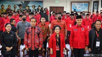Presiden Jokowi bersama Ketum PDIP dan Ganjar Pranowo saat mengikuti Rakernas III di Sekolah Partai PDIP Lenteng Agung, Jakarta Selatan, Selasa (6/6/2023). PDIP menggelar Rapat Kerja Nasional (Rakernas) III hari ini. Agenda pembukaan hari ini dihadiri langsung oleh Presiden Joko Widodo (Jokowi).  