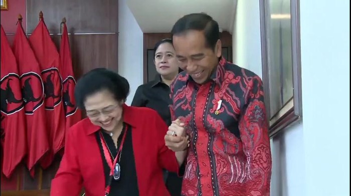 Momen unik terjadi kala Presiden Joko Widodo (Jokowi) menggandeng tangan Ketum PDIP, Megawati Soekarnoputri di Rakernas III PDIP.