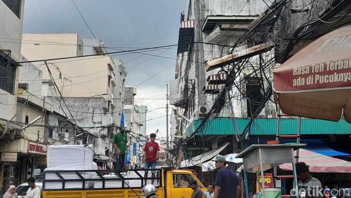 Kabel yang semrawut di kawasan Kesawan Medan. (Nizar Aldi/detikSumut)