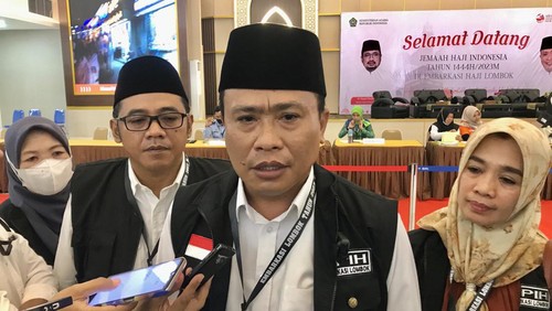 Kakanwil Kemenag NTB Zamroni Aziz saat ditemui di Asrama Haji Mataram pada Selasa (6/6/2023). (Foto: Helmy Akbar/detikBali)