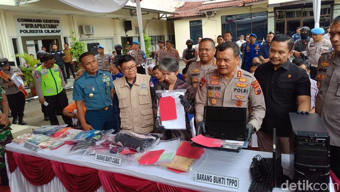 Kapolda Jateng, Irjen Ahmad Luthfi menunjukkan batang bukti kasus TPPO saat gelar perkara di Mapolresta Cilacap, Selasa (6/6/2023).