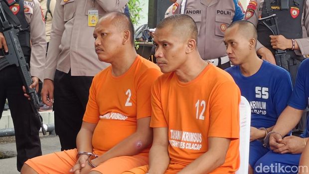 Kedua pelaku TPPO diamankan petugas kepolisian Mapolresta Cilacap, Selasa (6/6/2023).