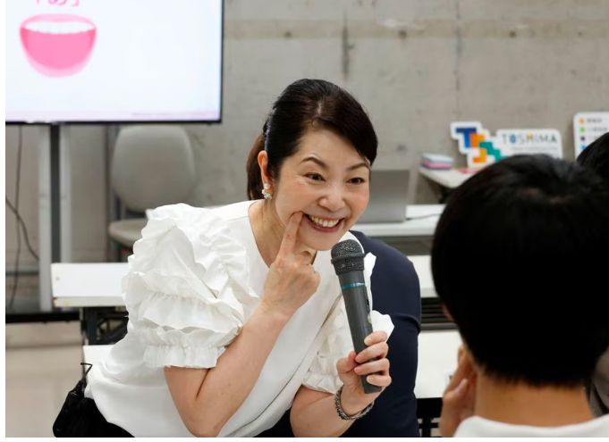 Keiko Kawano mengajar di kelas tersenyum