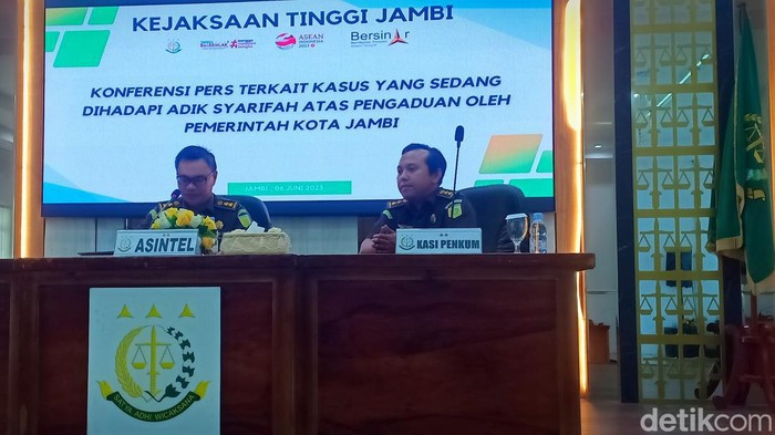 Konferensi pers di Aula Kejaksaan Tinggi Jambi.