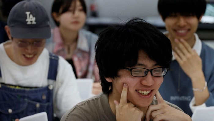 Students learn how to practice facial muscles with mirrors at a smile training course at Sokei Art School in Tokyo, Japan, May 30, 2023. REUTERS/Kim Kyung-Hoon     TPX IMAGES OF THE DAY
