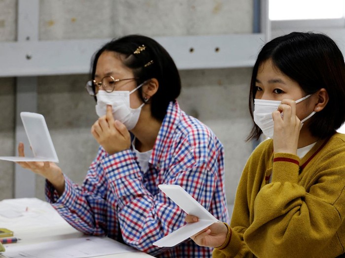 Students learn how to practice facial muscles with mirrors at a smile training course at Sokei Art School in Tokyo, Japan, May 30, 2023. REUTERS/Kim Kyung-Hoon     TPX IMAGES OF THE DAY