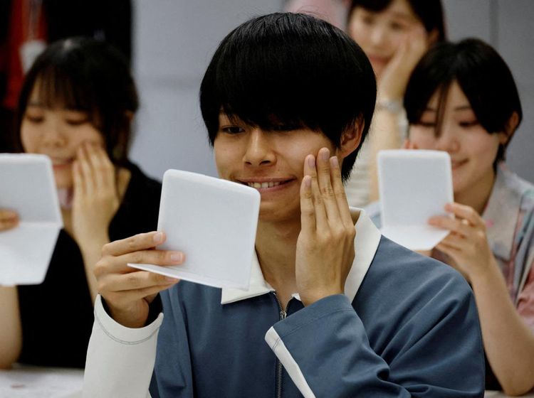 Unik, Warga Jepang Ikut Kursus Senyum Gegara Kelamaan Pakai Masker