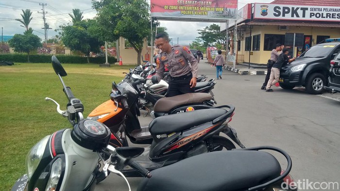 Kendaraan rombongan pesilat yang diamankan di Polres Klaten. Rombongan pesilat ini disetop di Prambanan karena hendak ke Jogja, Senin (5/6/2023) malam.