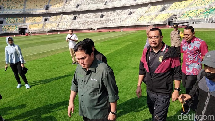 Ketua Umum PSSI Erick Thohir meninjau kesiapan stadion GBT menjelang laga Timnas Indonesia Vs Palestina