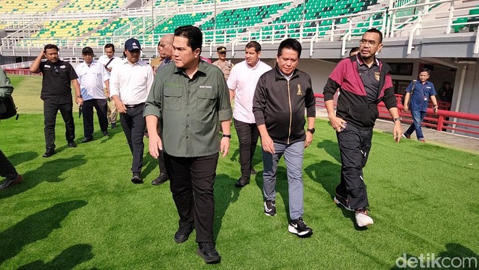 Ketua Umum PSSI Erick Thohir meninjau kesiapan stadion GBT menjelang laga Timnas Indonesia Vs Palestina