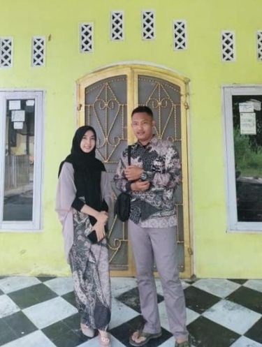 Kisah cinta Riska Rangkuti, dan Sandy Triawan Kisah cinta pasangan Riska Rangkuti dan Sandy Triawan, viral di media sosial.