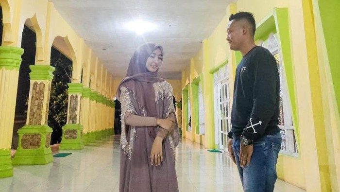 Kisah cinta pasangan Riska Rangkuti dan Sandy Triawan, viral di media sosial.