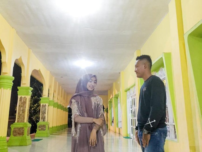 Kisah cinta pasangan Riska Rangkuti dan Sandy Triawan, viral di media sosial.