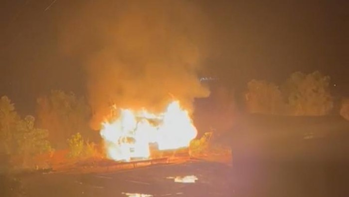 Sebuah pos jaga di kawasan PT Aneka Tambang (Antam) di Konawe Utara, Sulawesi Tenggara (Sultra) dibakar orang tidak dikenal (OTK).
