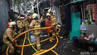 Tampak petugas Pemadam Kebakaran melakukan pendinginan dipermukiman penduduk padat di Tambora, Jakarta Pusat, usai dilalap api.