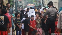 Warga menyemut di sekitar lokasi kebakaran, sebagian membantu proses pendinginan, di Jalan Jembatan Besi, Tambora, Jakarta Barat.