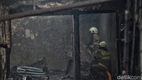 Kebakaran melanda rumah tinggal warga di Jalan Jembatan Besi RT 07/03, Tambora.