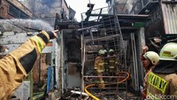 Pukul 11.30 WiB, api berhasil dijinakkan dan langsung dilakukan pendinginan.