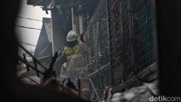 Saat ini, petugas masih berjibaku melakukan pendinginan.