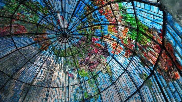 Kreatif Banget! Bola Bumi Raksasa Ini Terbuat dari Plastik Bekas Sebuah karya Seniman Israel menggambarkan bola bumi raksasa terpampang di lobi salah satu gedung di New York. Uniknya, karya tersebut terbuat dari plastik bekas lho.