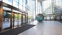 Barket memulai debutnya dengan pahatannya Earth Poetica pada peringatan 50 tahun Hari Lingkungan Hidup Sedunia PBB di lobi sebuah gedung di kompleks World Trade Center yang menghadap ke Ground Zero.