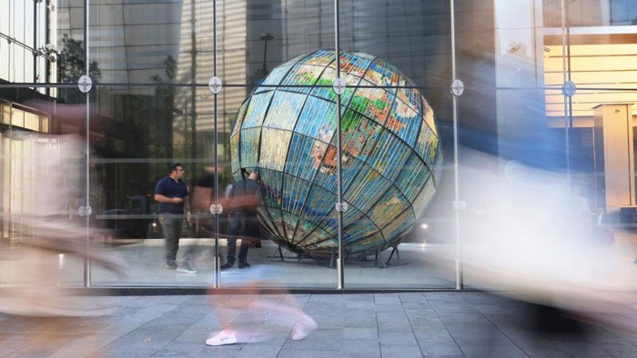 Kreatif Banget! Bola Bumi Raksasa Ini Terbuat dari Plastik Bekas Sebuah karya Seniman Israel menggambarkan bola bumi raksasa terpampang di lobi salah satu gedung di New York. Uniknya, karya tersebut terbuat dari plastik bekas lho.