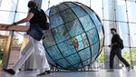 Kreatif Banget! Bola Bumi Raksasa Ini Terbuat dari Plastik Bekas