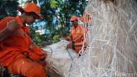 Selain itu, petugas PPSU membuat filter kolam ikan menggunakan bahan karung bekas.