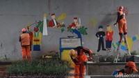 Para petugas Penanganan Prasarana dan Sarana Umum (PPSU) mempercantik kolong flyover Kebayoran Lama, Jakarta Selatan, Selasa (6/6/2023).