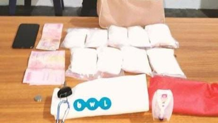 Pria berinisial AS (27) asal Sulawesi Selatan (Sulsel) ditangkap polisi karena kedapatan membawa narkoba jenis sabu seberat 940,74 gram di Kubu Raya, Kalimantan Barat (Kalbar)
