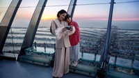 Marsha dan Jizzy kemudian menikmati Dubai dari ketinggian 240 meter di atas Palm Jumeirah yang ikonik. (Dubais Department of Economy and Tourism)