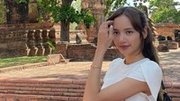 Penampilan sederhana Lisa BLACKPINK mengundang banyak komentar, terutama dari netizen Indonesia. Tidak sedikit yang mengira dia sedang liburan di Bali atau Borobudur. (Foto: Instagram/@lalalalisa_m)