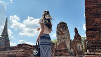 Di kampung halaman Lisa BLACKPINK memilih gaya sederhana dan mengenakan pakaian sehari-hari yang tampak bersahaja. Di unggahan Instagram Lisa terlihat mengenakan blouse putih berkancing. Dia memadukannya dengan kain panjang biru motif tenun ikat.Foto: Instagram @lalalalisa_m