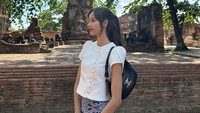 Tak ada aksesoris perhiasan yang dipakai Lisa BLACKPINK saat di kampung halaman. Lisa cuma gelang emas dan menjinjing hobo bag dari brand Celine. (Foto: Instagram @lalalalisa_m)