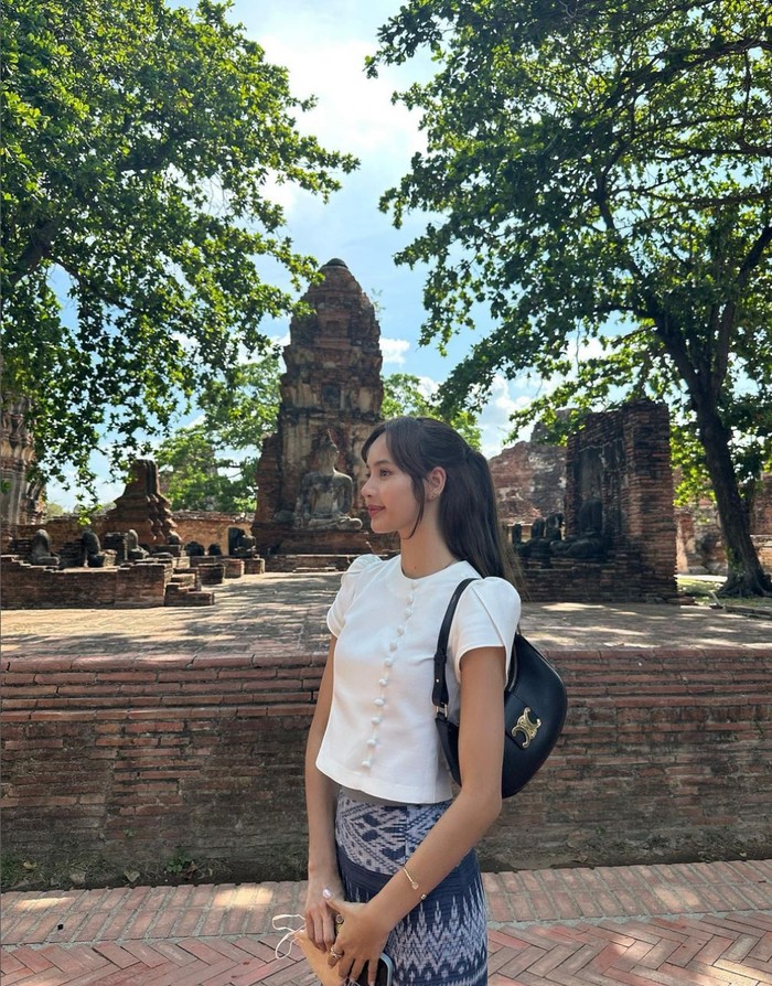 Lisa BLACKPINK Lisa BLACKPINK pulang kampung ke Thailand.