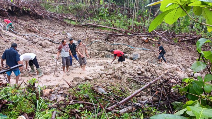 Longsor terjadi akibat gempa bumi yang mengguncang Cianjur, Selasa (6/6/2023).