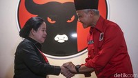 Puan dan Ganjar saling bersalaman.  