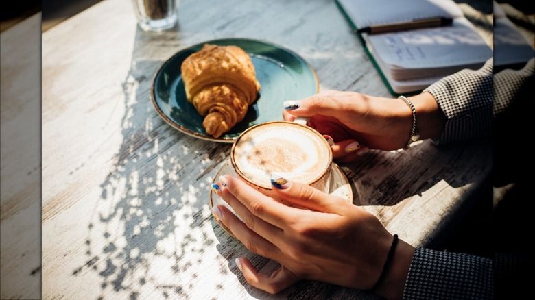 Makan Sendirian di Restoran Tidak Aneh, Justru Punya Manfaat Ini