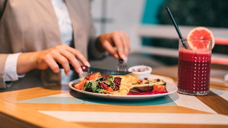 Makan Sendirian di Restoran Tidak Aneh, Justru Punya Manfaat Ini