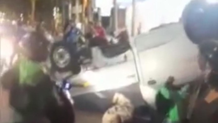 Sebuah mobil pikap di Kota Makassar, Sulawesi Selatan (Sulsel) mengalami kecelakaan tunggal karena sopir mengantuk.