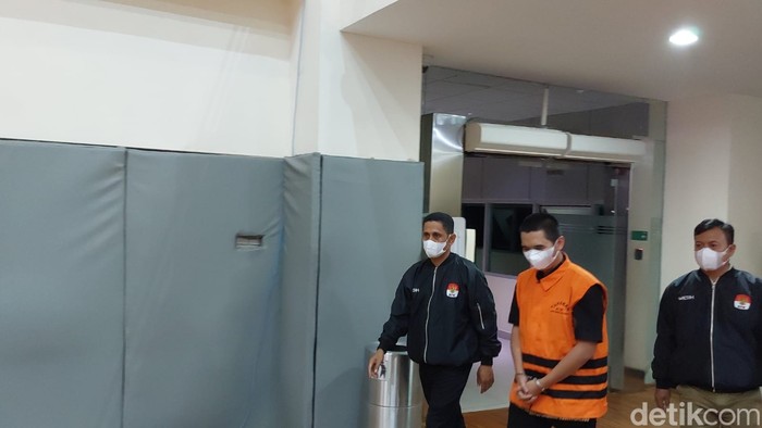Mantan Komisaris BUMN, Dadan Tri Yudianto, resmi ditahan KPK setelah diperiksa sebagai tersangka dalam kasus suap penanganan perkara di Mahkamah Agung (MA). (Yogi E/detikcom)