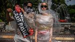 Manusia Plastik Kumpul di Alun-alun Surabaya, Ada Apa?