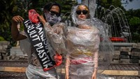 Dalam kampanye tersebut mereka membawa properti manekin yang dibalut plastik.  