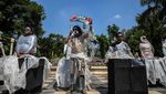 Manusia Plastik Kumpul di Alun-alun Surabaya, Ada Apa?