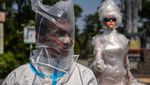 Manusia Plastik Kumpul di Alun-alun Surabaya, Ada Apa?