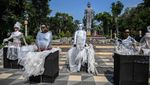 Manusia Plastik Kumpul di Alun-alun Surabaya, Ada Apa?