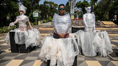 Manusia Plastik Kumpul di Alun-alun Surabaya, Ada Apa?