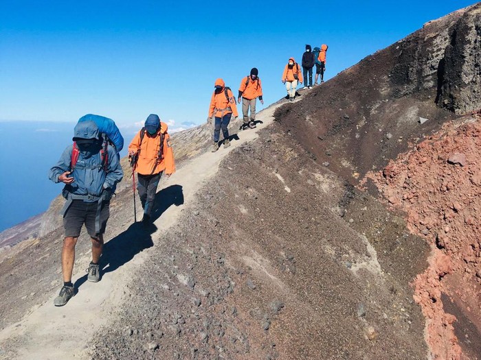 Mapala Unud saat mendaki Gunung Agung.