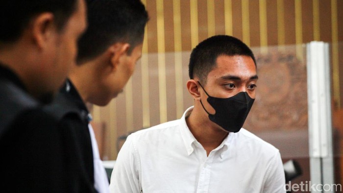 Mario Dandy berbincang dengan tim kuasa hukumnya usai sidang dakwaan di PN Jaksel, Jalan Ampera Raya, Jakarta, Selasa (6/6/2023). Mario Dandy tidak mengajukan eksepsi di kasus penganiayaan terhadap David Ozora. Sidang akan berlanjut pada pemeriksaan saksi.