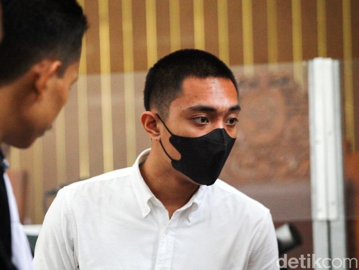 Mario Dandy berbincang dengan tim kuasa hukumnya usai sidang dakwaan di PN Jaksel, Jalan Ampera Raya, Jakarta, Selasa (6/6/2023). Mario Dandy tidak mengajukan eksepsi di kasus penganiayaan terhadap David Ozora. Sidang akan berlanjut pada pemeriksaan saksi.